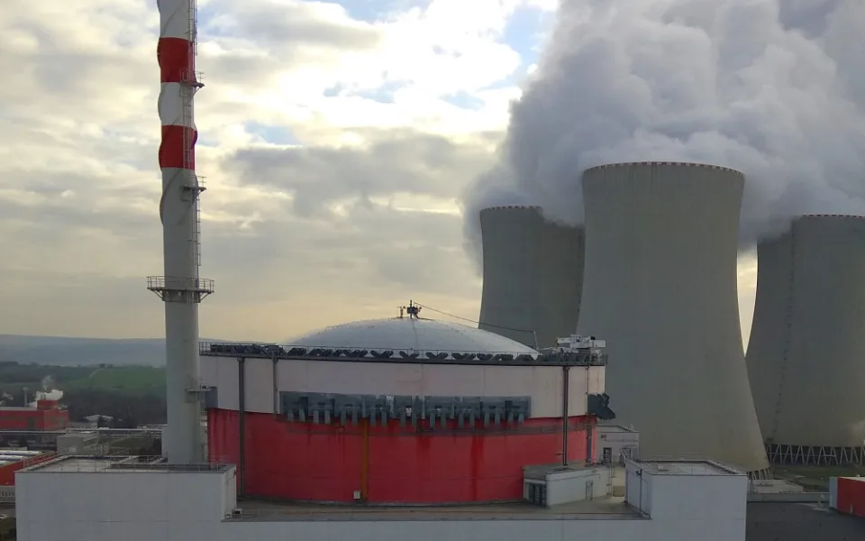 Střecha klíčové budovy Jaderné elektrárny Temelín má nový povrch