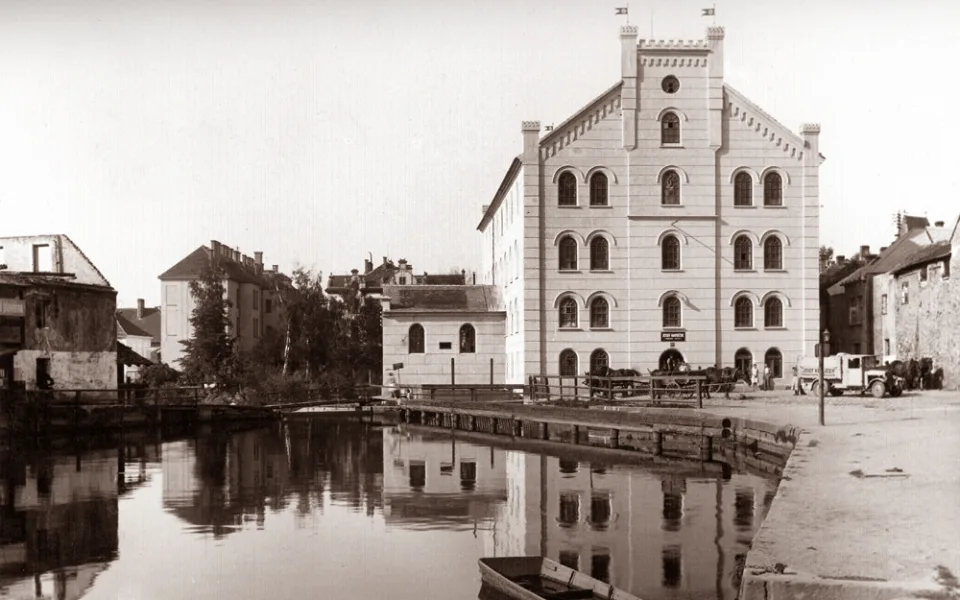 Přední mlýn a situce na Vltavě v roce 1929.
