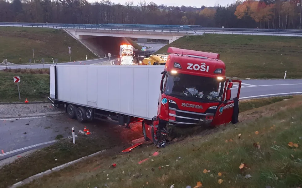 Řidič kamionu nezvládl u D3 jízdu kruhovým objezdem. Nadýchal přes přes dvě a půl promile