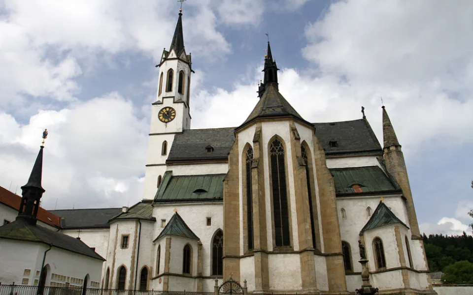 Vědci našli v rožmberské hrobce snubní prsten Petra Voka a Kateřiny z Ludanic