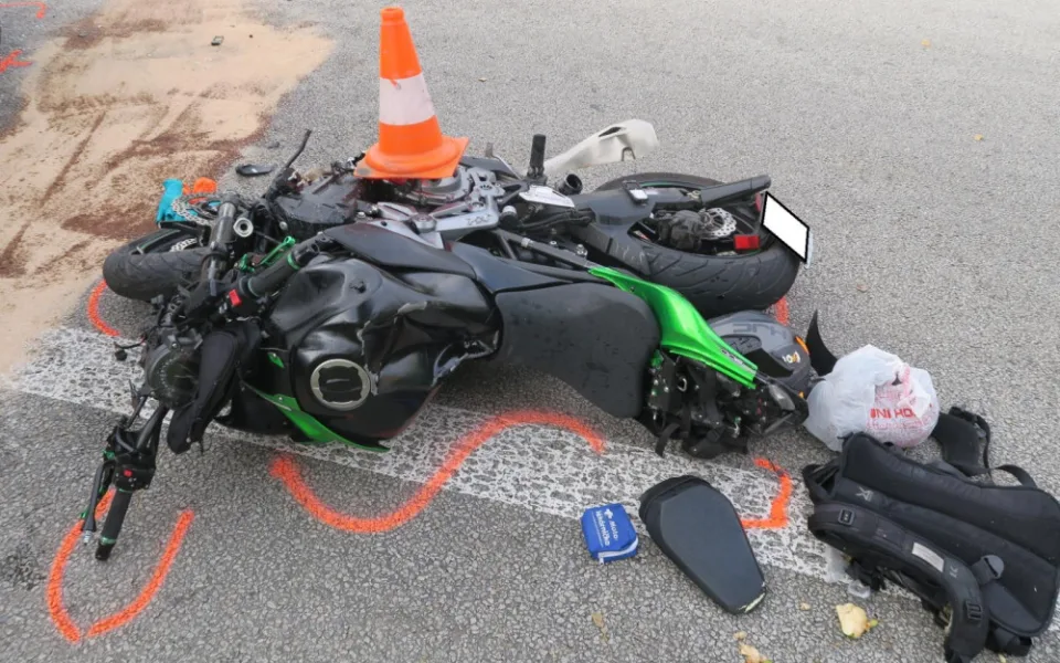 Žena nerespektovala plnou čáru. Naboural do ní motorkář, který se léčí několik týdnů