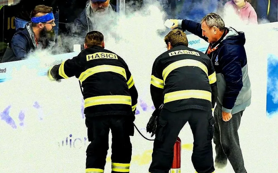 Češi v Budvar aréně prohráli se Švédy 1:4. Na led museli i hasiči