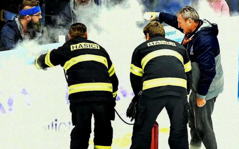 Prasklinu v Českých Budějovicích mohly způsobit mantinely nebo čerstvý led