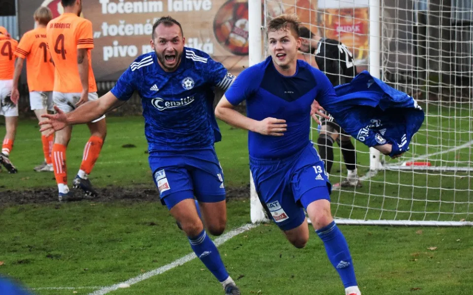 Fotbalisté Katovic slaví vítěznou branku v utkání s Hořovicemi.