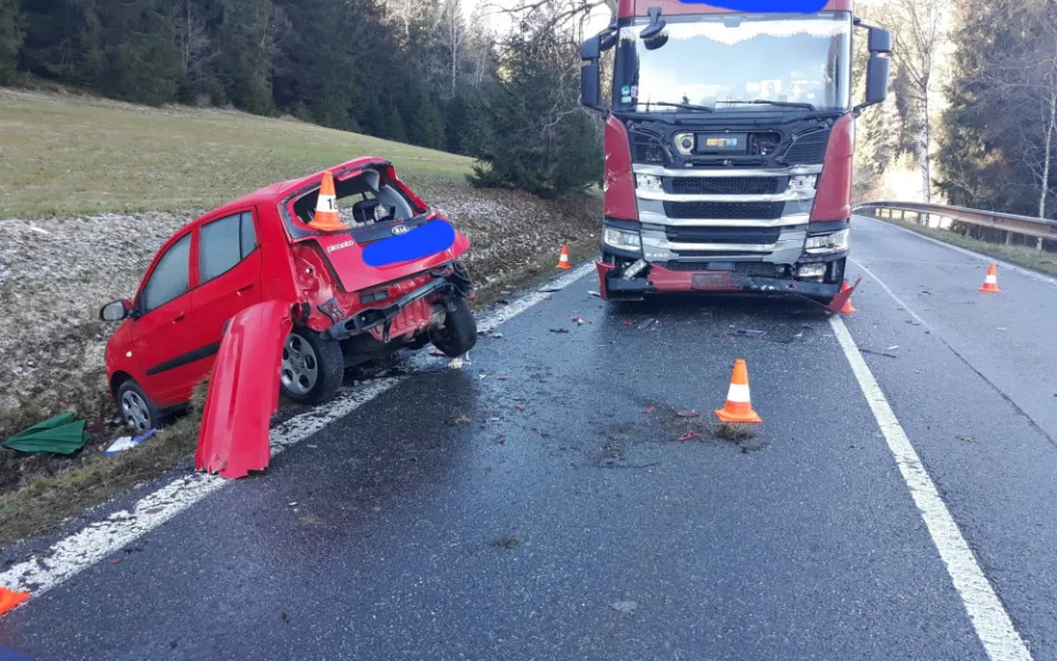 Řidič osobního auta nepřežil nehodu na Prachaticku