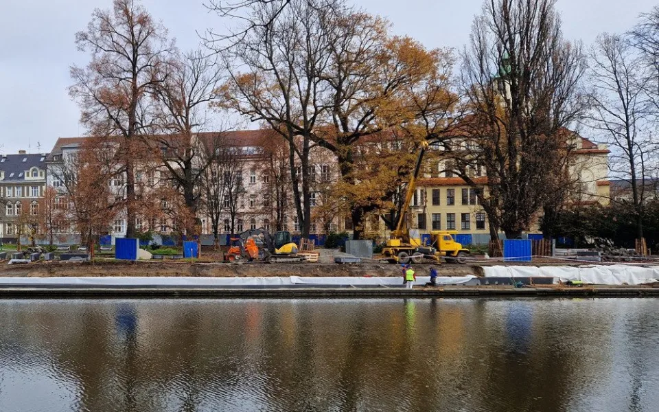 Park Dukelská se nachází na břehu řeky Malše.