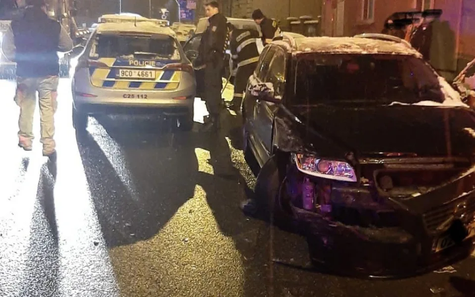 Opilý řidič přejel do protisměru, kde trefil policejní auto