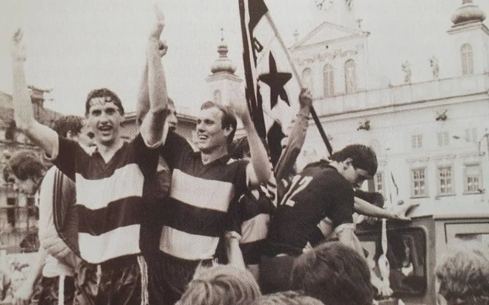 Snímek z oslav postupu do nejvyšší soutěže v roce 1985.