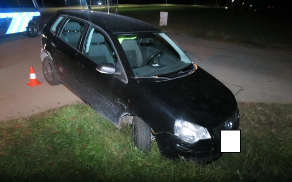 Opilý muž sjel autem do příkopu. Nadýchal přes pět promile