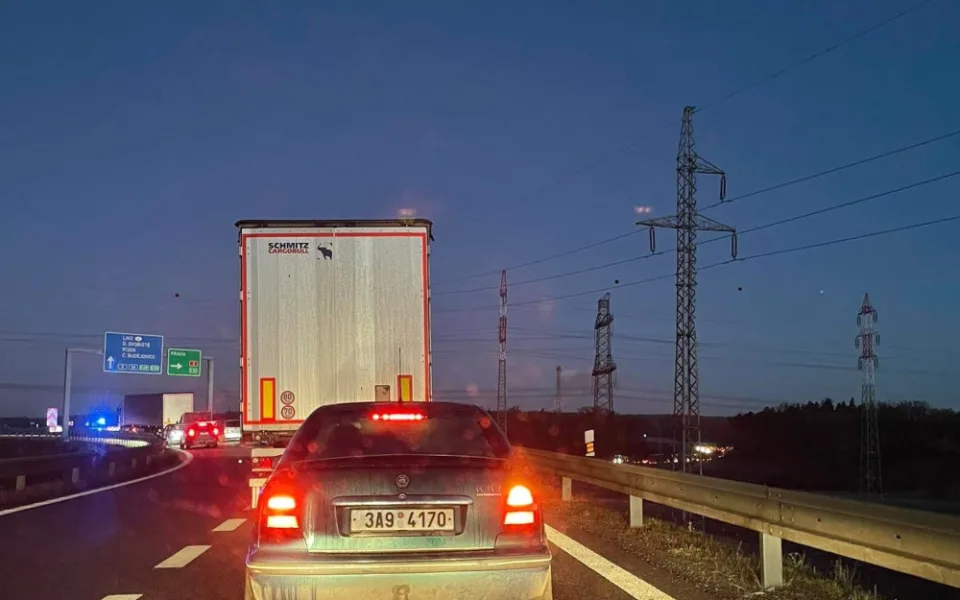 Hlavní tahy na Prahu ráno uzavřely nehody. Na D4 havarovalo pět aut a kamion