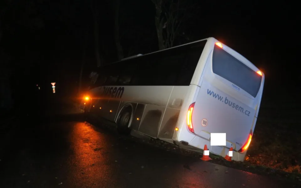 Pod autobusem se utrhla krajnice. Cestující vyvázli bez zranění