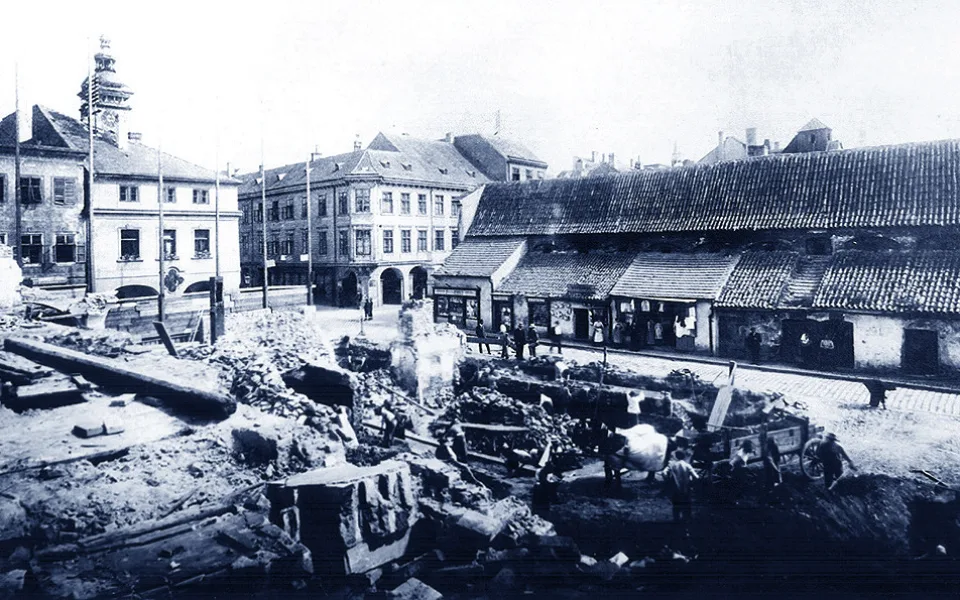 Pohled na masné krámy podél Hroznové ulice v roce 1911 po zboření domů naproti.