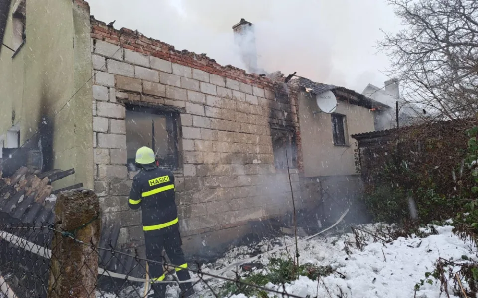 Hasiči zasahovali u požáru domu v Hůrách. Uvnitř zemřel člověk
