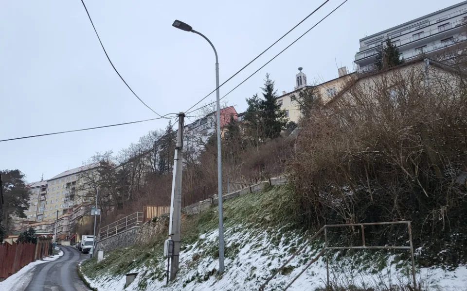V táborských domácnostech se nouzově topí. S hledáním poruchy pomáhá dron