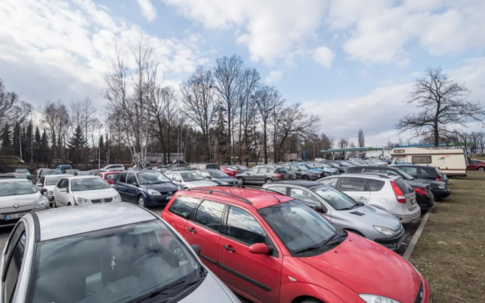 Stávající parkoviště u sportovní haly.