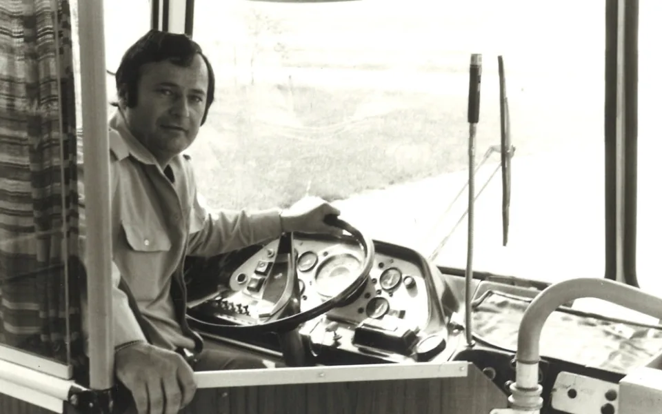 Václav Filip na dobové fotografii ve voze typu karosa ŠM11. (Foto: archiv DPMCB)