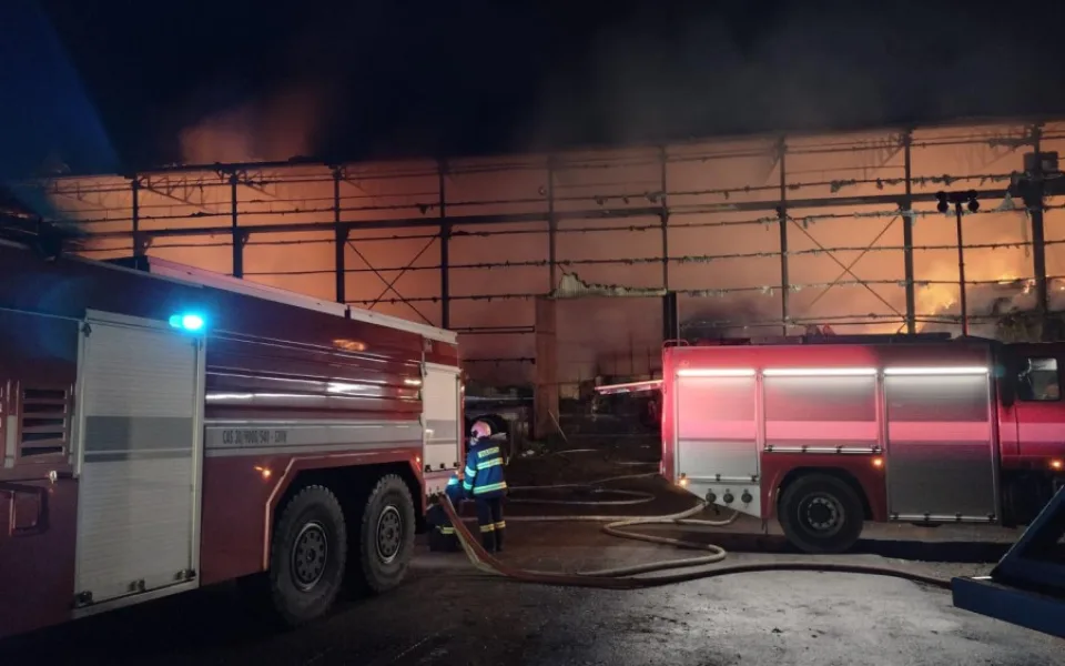 V Klášterci hořela zemědělská hala. Škoda je 25 milionů korun