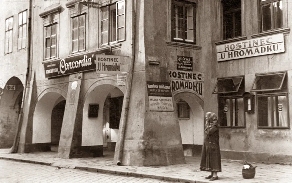 U Hromádků po roce 1930. Starší paní tiše čeká, asi na někoho v hostinci.