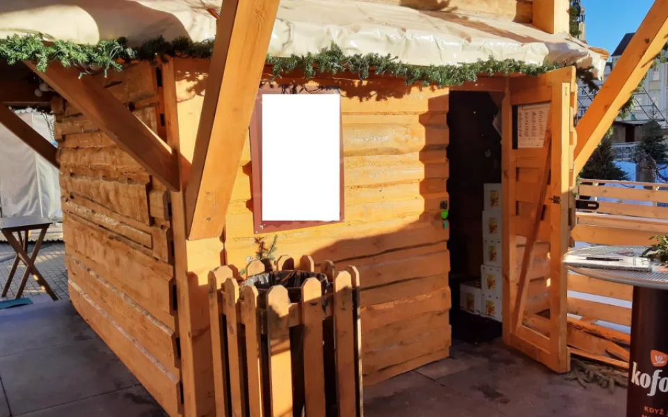 Zloděj vykradl adventní stánek na budějckém náměstí
