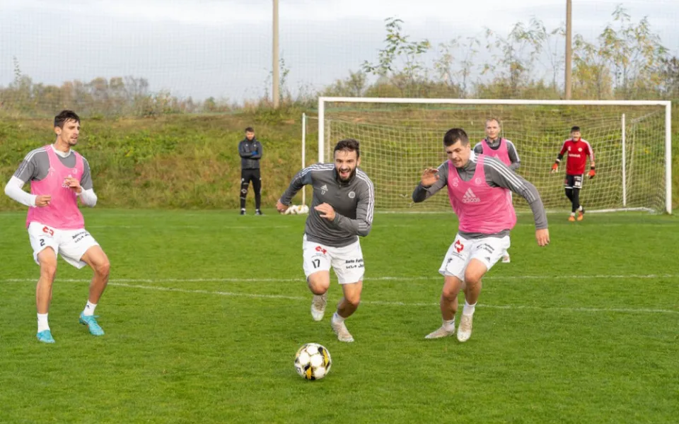 Dynamu začíná příprava. Klub získal nového záložníka