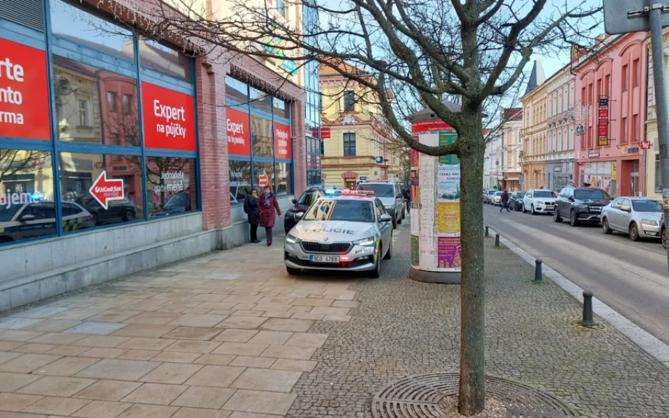 Žena zemřela po pádu ze střechy obchodního domu