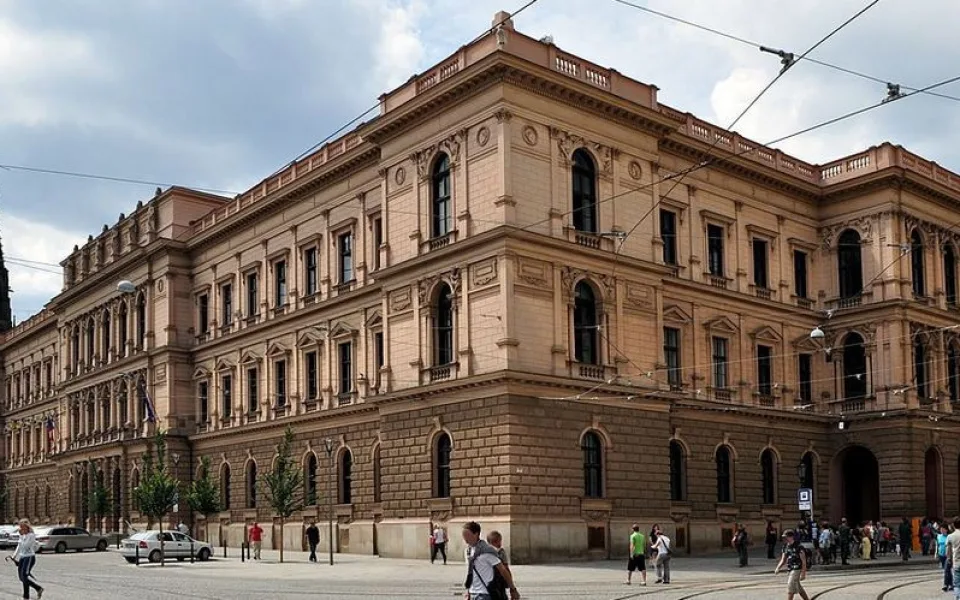 Učitelky propuštěné z budějcké obchodní akademie se zastal Ústavní soud