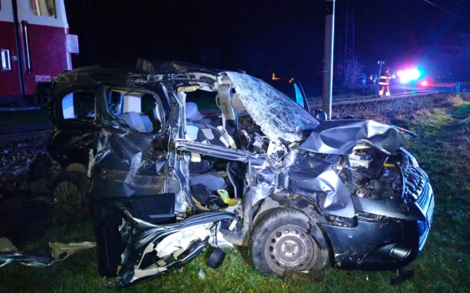 size4-16668136426481-2-vlak-srazil-auto-ktere-vjelo-do-kolejiste-ridice-zranenim-podlehl-i-pres-snahu-svedku-a-zachranaru