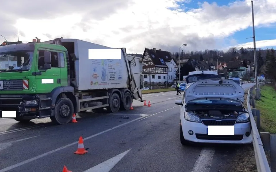 Ve Vimperku se srazilo osobní auto s popeláři. Dva lidé se těžce zranili