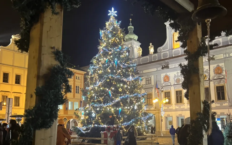 Třináctimetrová vánoční jedle zmizí z budějckého náměstí za týden
