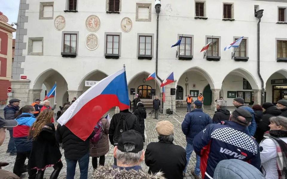 Vrabelova demonstrace v Krumlově přilákala desítky lidí. Zadluženého pořadatele zítra čeká soud