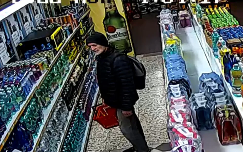 Policie vyšetřuje krádež peněženky v domově dětí. Hledá muže na fotografiích