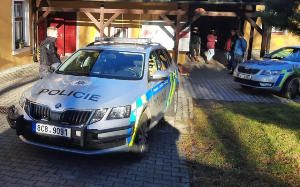Studentovi, který vyhrožoval svým spolužákům, hrozí až čtyři roky vězení. Policie ho obvinila z vydírání