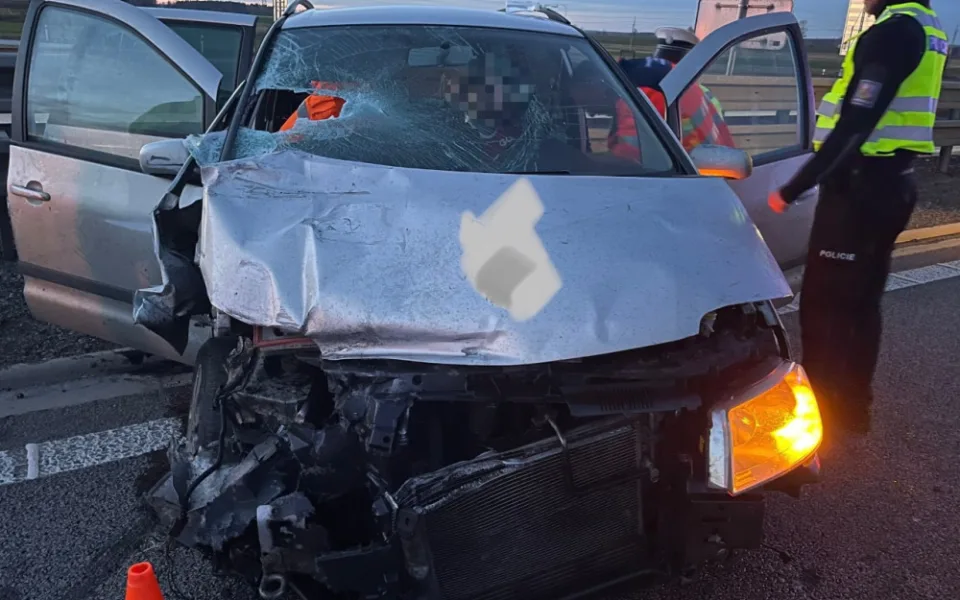 Vážná dopravní nehoda na dálnici D3. Osobní auto najelo pod cisternu, řidiče transportoval vrtulník.