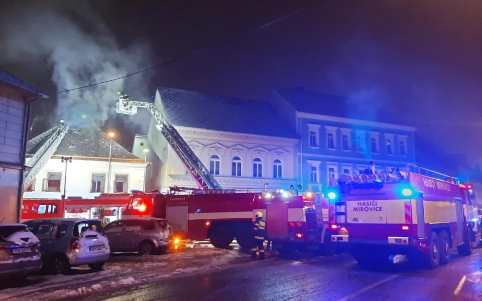 Hasiči likvidovali požár rodinného domu v Milevsku. Rozšíření plamenů se podařilo zabránit