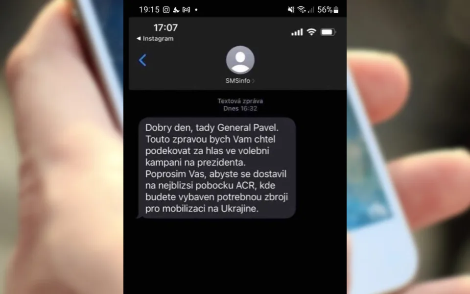 Běžte si pro zbroj k mobilizaci, píše lidem falešný Pavel. Policie sms řeší