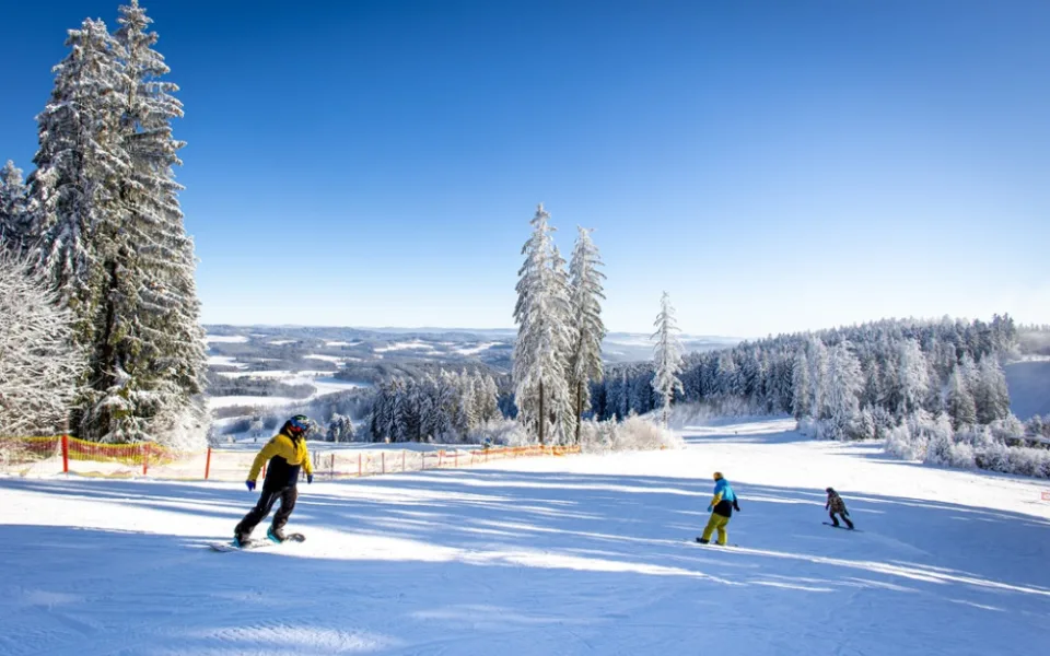 Rodinné víkendové lyžování je letos ve Skiareálu Lipno o 20 procent levnější