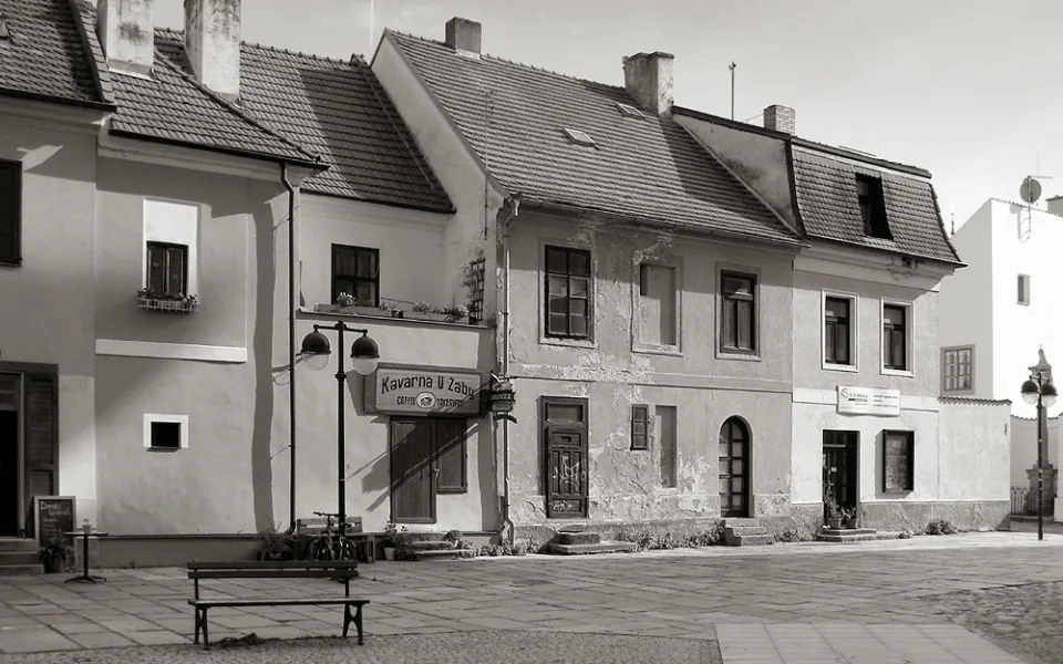 Pohled na zadní části domů Česká 42 a 44 směřující na Piaristické náměstí a trochu historie o nich. Z paměti mizí obyvatelé těchto domů Šubrtů, Rampasů, Semelků a Bazalů. Přestavby obou domů kritizovali v roce 1934 Praze.