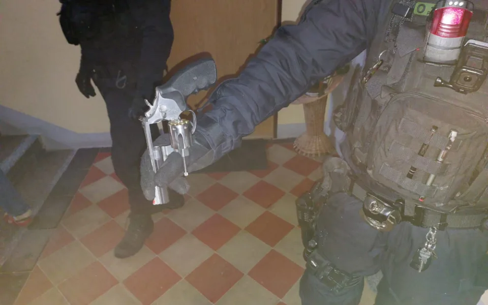 Policie v Táboře zadržela agresivního muže. Měl u sebe zbraň