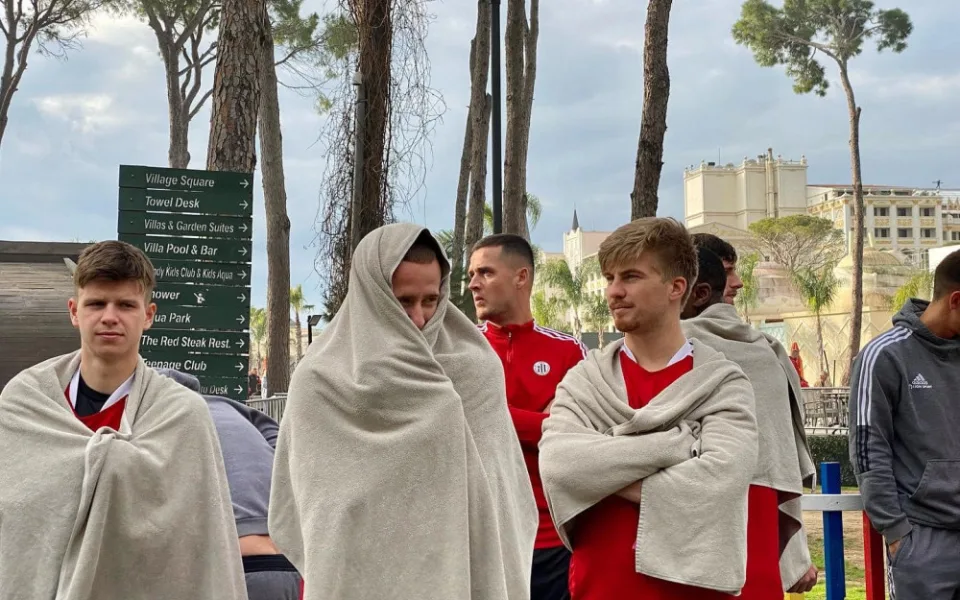 Komplikace na tureckém soustředění. Fotbalisty Dynama vyhnal z pokojů požár