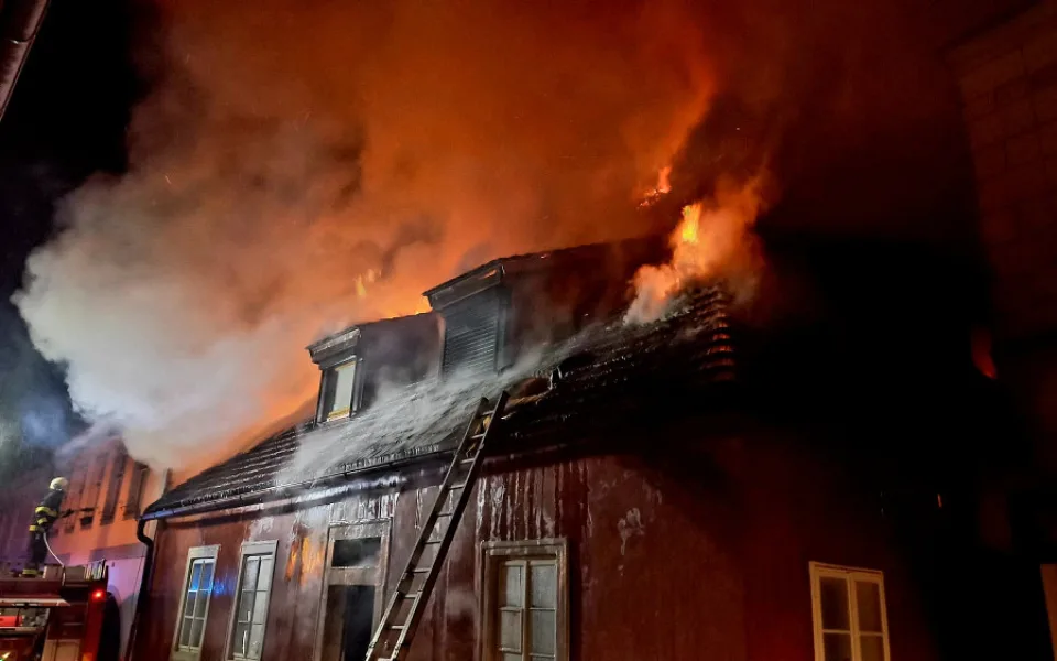 Milionové škody napáchal požár v historickém centru Jindřichova Hradce.