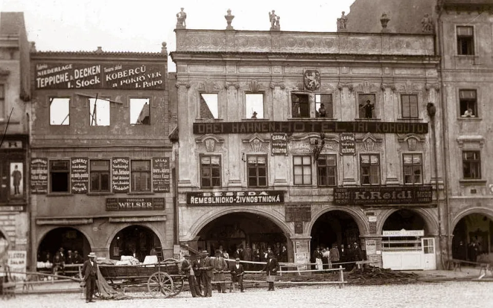 Hotel U Tří kohoutů, který vyhořel v roce 1902 a poté postaven nový hotel U Tří kohoutů, dnes součást hotelu Zvon.