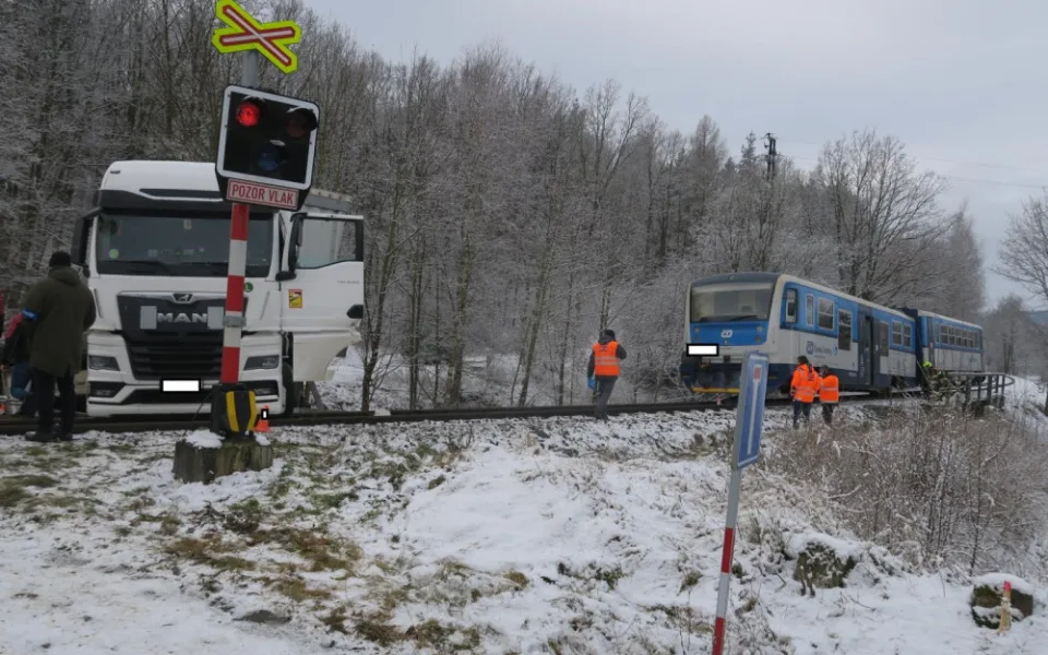 Kvůli nehodě vlaku stíhá policie padesátiletého cizince