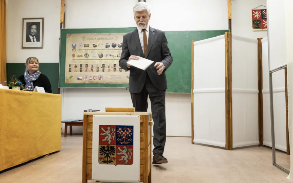Petr Pavel ve volební místnosti.