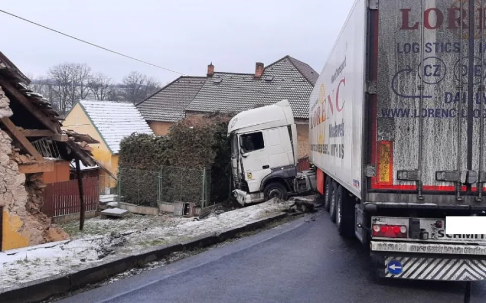 Kamion narazil na Strakonicku do domu. Silnice byla několik hodin uzavřená