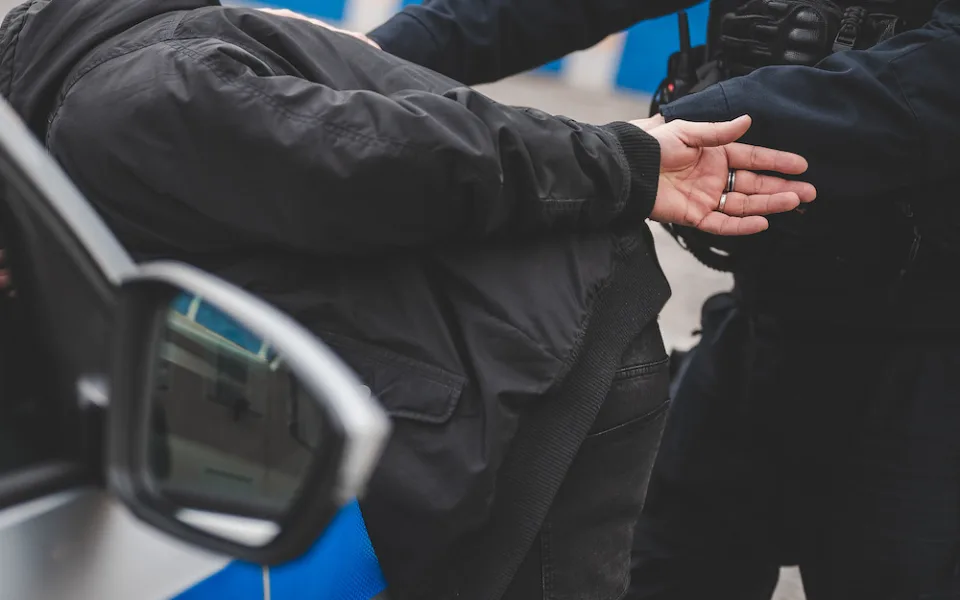 Kradeného auta si všimli policisté. Zloději před nimi začali ujíždět