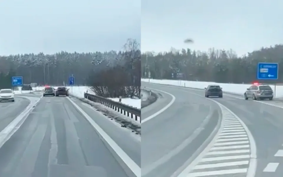 Policie pronásledovala hledané vozidlo. Spolujezdec za jízdy vyhazoval skleněné lahve