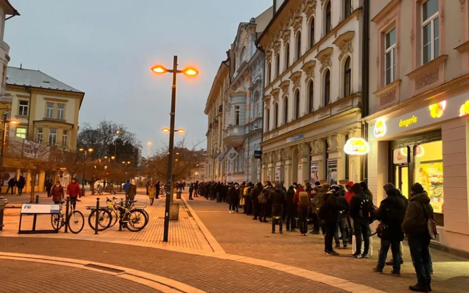 Fronta před budějckou pobočkou ČNB.