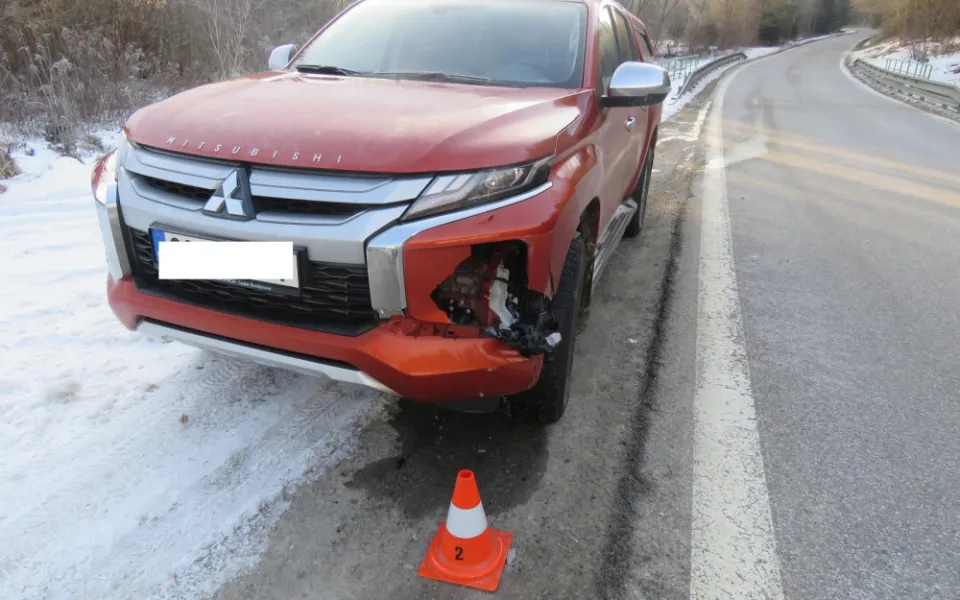 Automobil poškozený ledem.