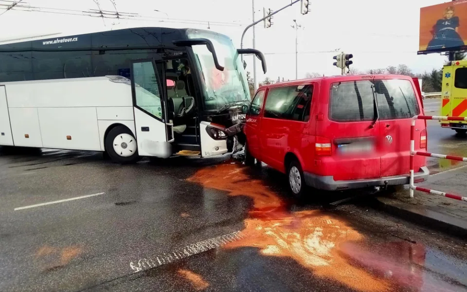 V Českých Budějovicích se střetl autobus s dodávkou. Jeden člověk utrpěl lehké poranění