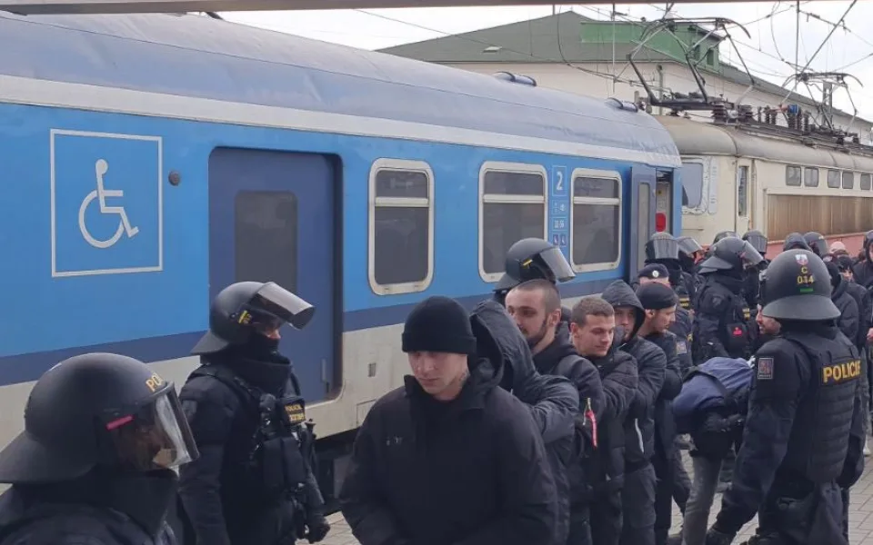 Fanoušci Dynama ničili vlak cestou do Plzně. Třicet jich policie zadržela.